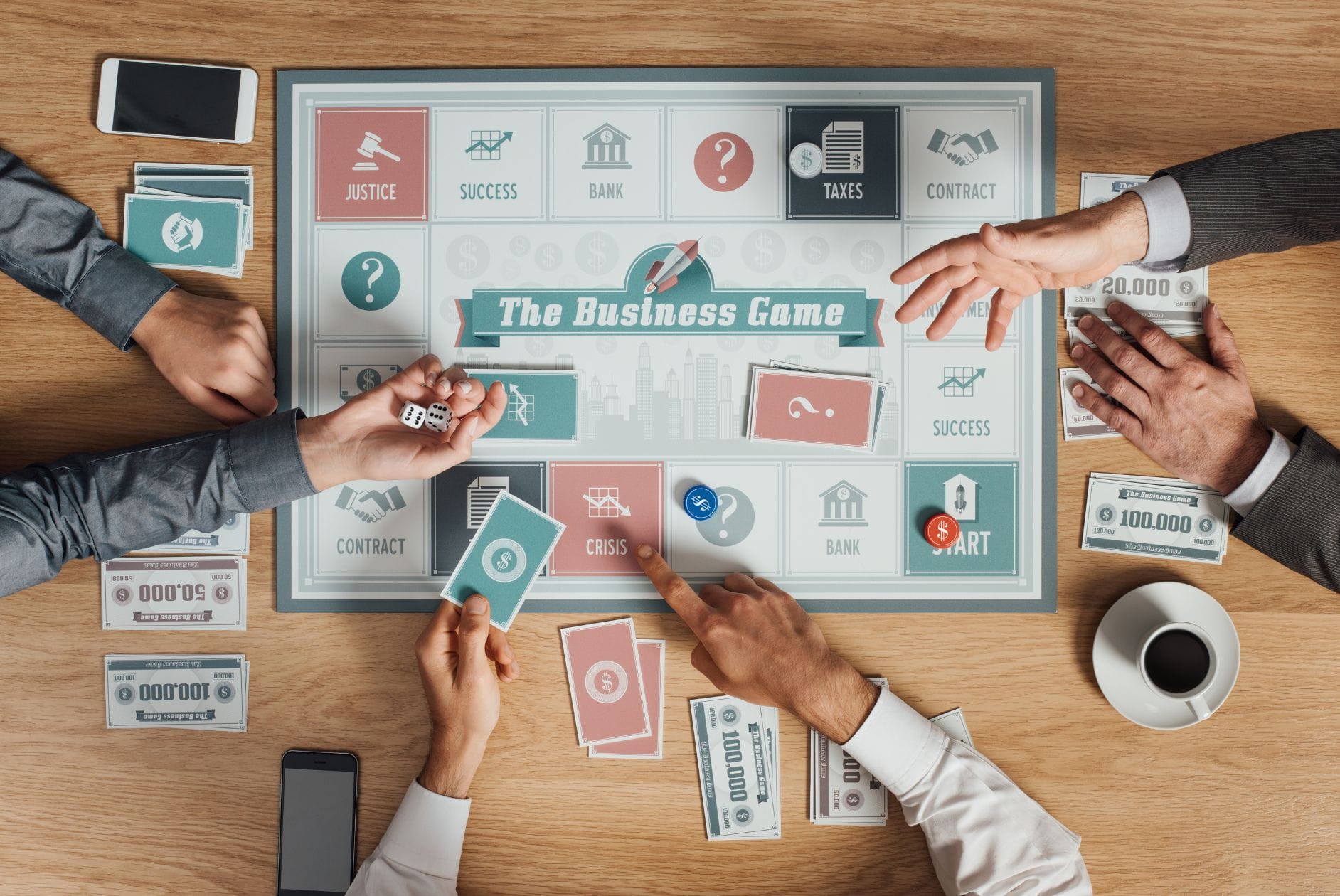 Spielbrett mit Aufschrift Business Game und Hände
