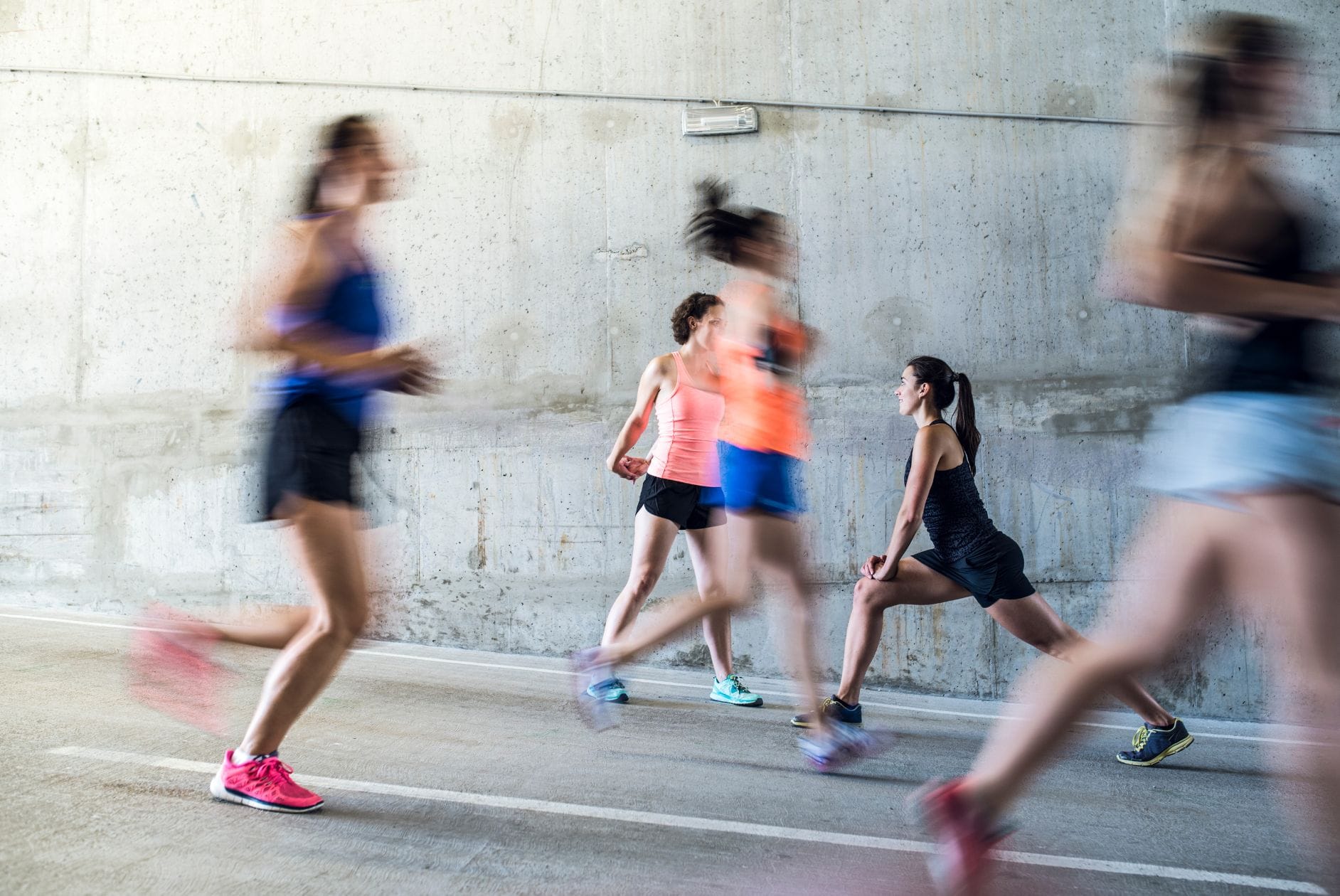 Frauen machen Sport und dehnen sich